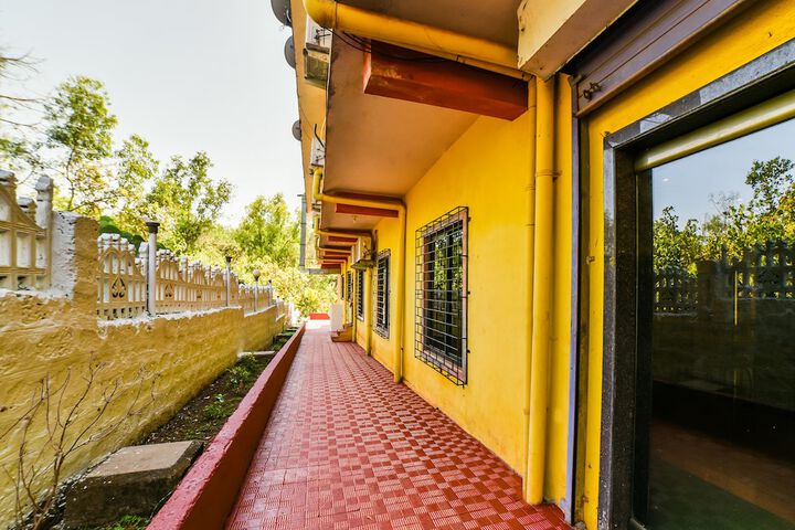 OYO 28139 Hotel Empire