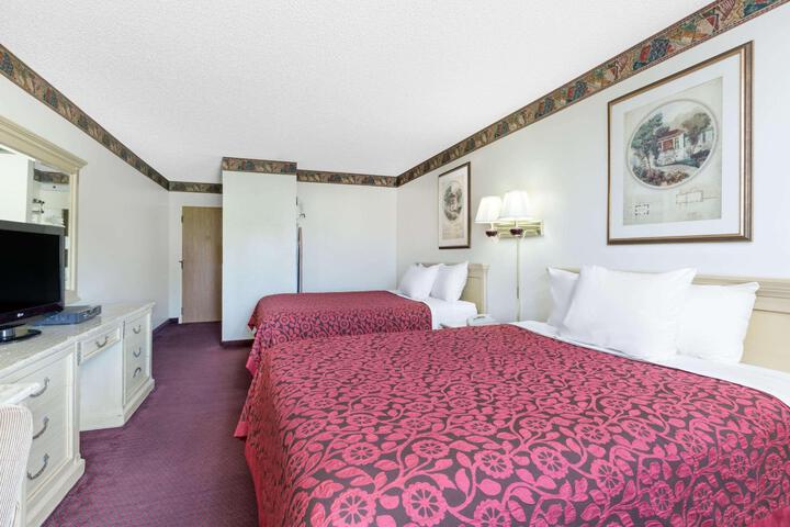 2 Queen Beds (5 of 6)