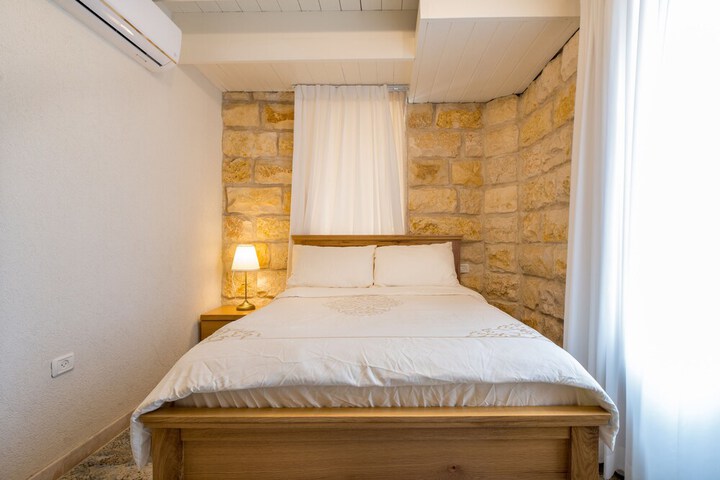 Room 3 of 73