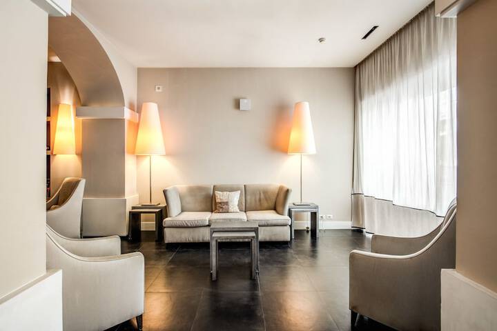 Lounge 33 of 35