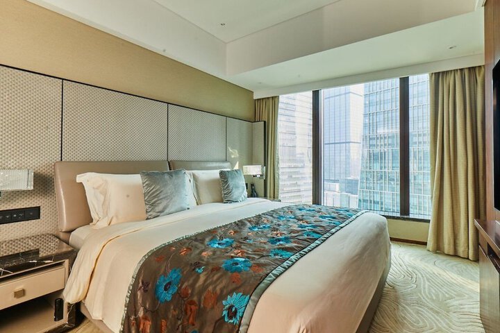 Room 33 of 102