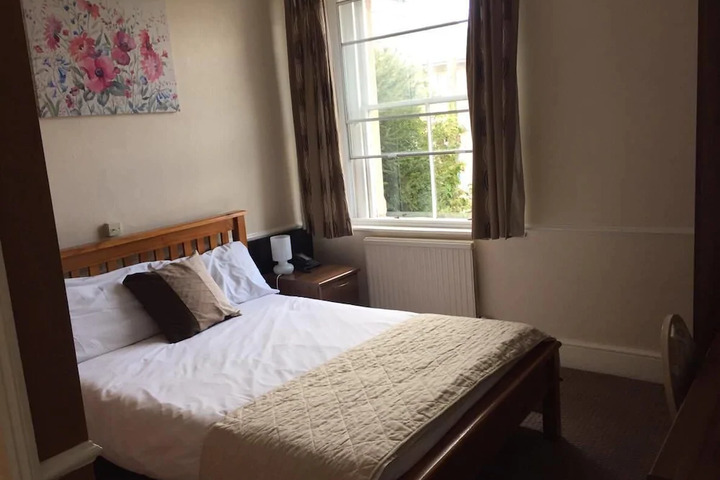 Room 5 of 8