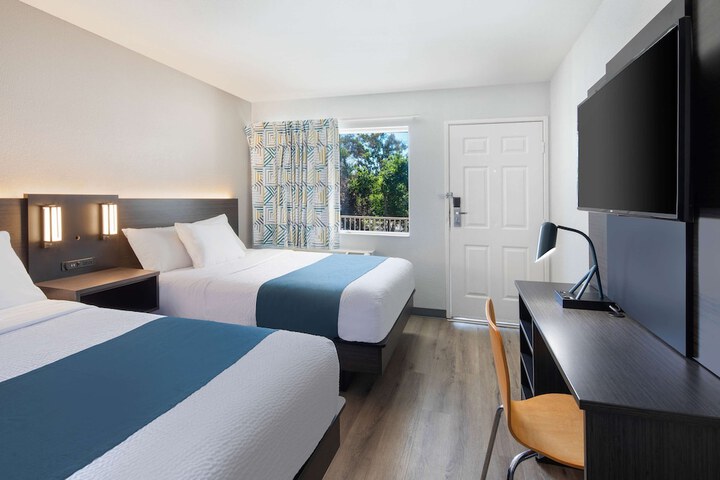 Deluxe Room 2 Double Beds Refrigerator, Microwave (2 of 9)