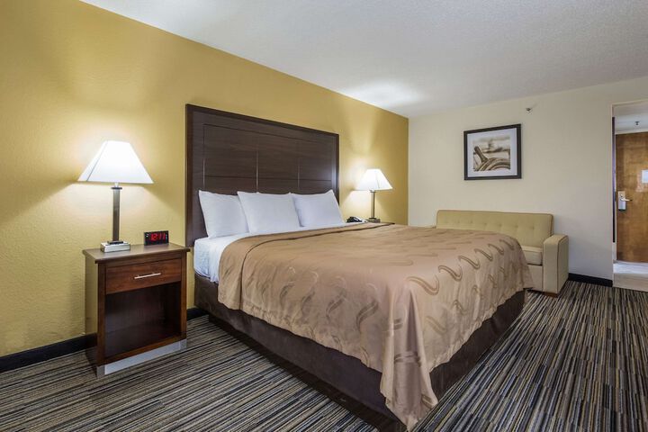1 King Bed (4 of 6)