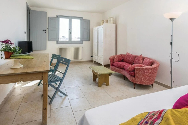 Room 4 of 10