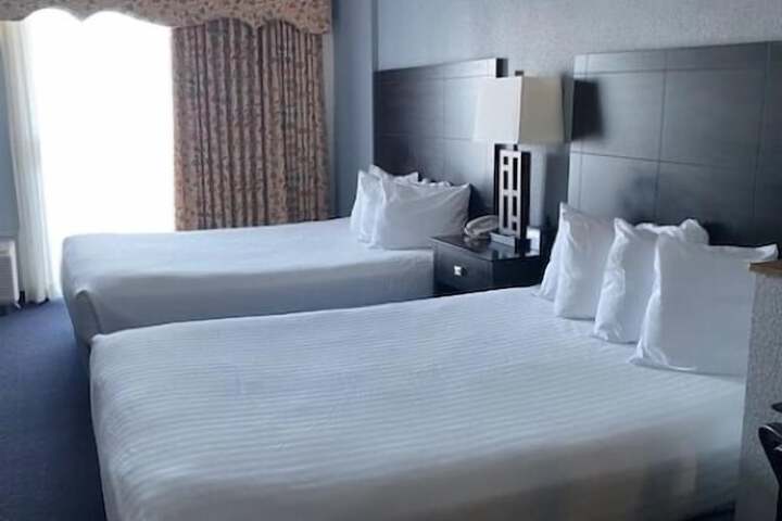 1 Queen Bed (5 of 5)