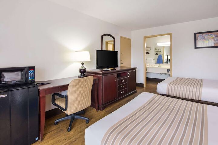 1 Queen Bed (8 of 15)