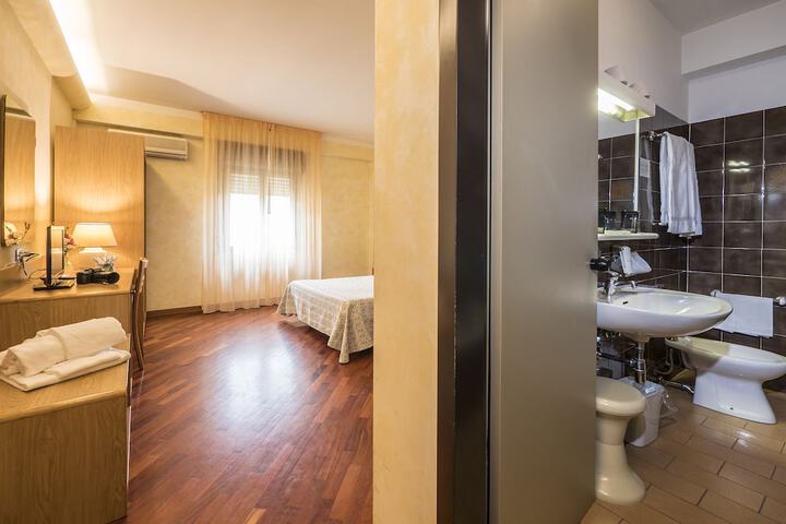Room 28 of 70