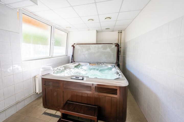 Hot Tub 35 of 100