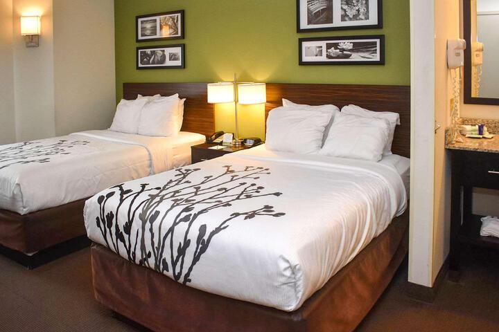 1 Queen Bed Mobility Accessible Bathtub with Grab Bars (9 of 28)