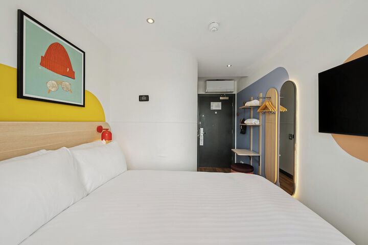 Room 9 of 47