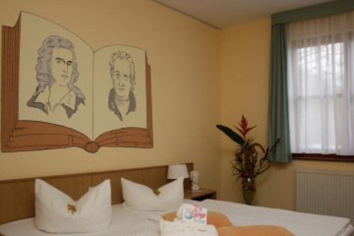 Room 10 of 33