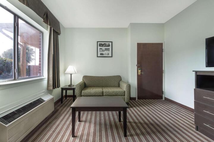 1 King Bed (2 of 14)
