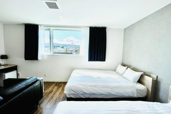 Room 6 of 51