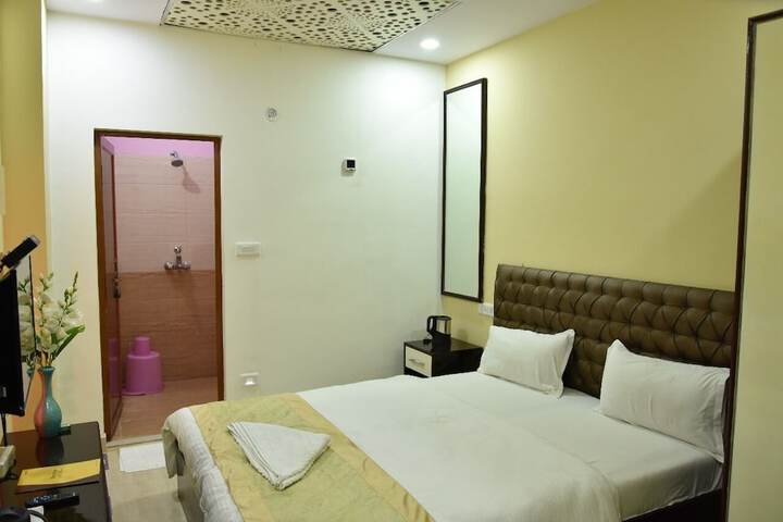 Room 9 of 33