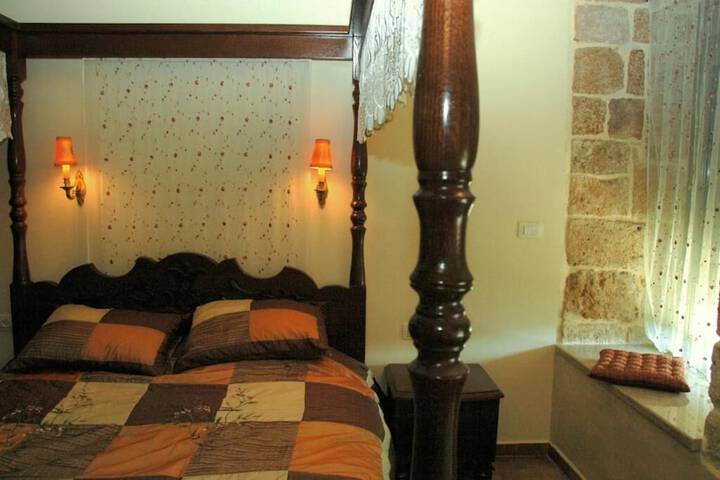 Room 8 of 27