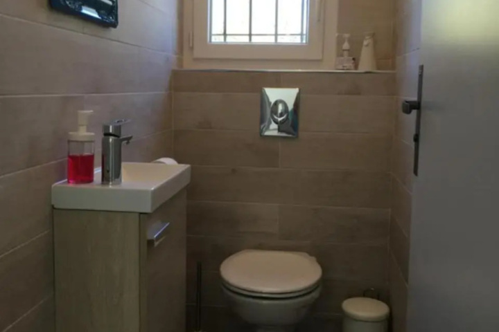 Room 5 of 9