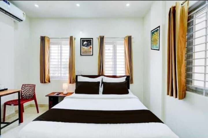 Room 4 of 12