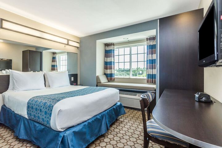1 Queen Bed Accessible Room (15 of 21)