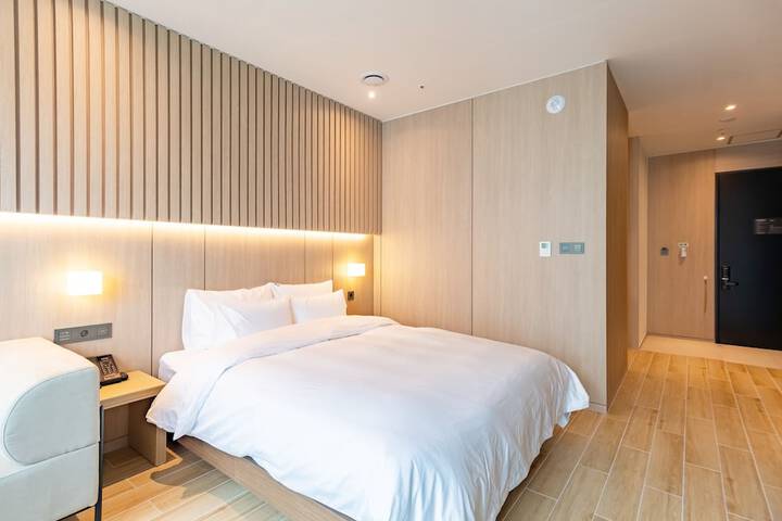 Room 4 of 7