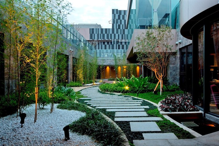 Hotel Exterior 47 of 48