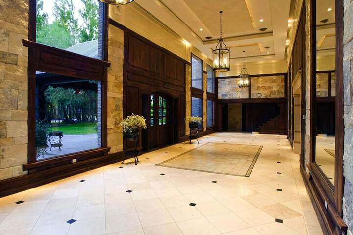 Entrance & Lobby