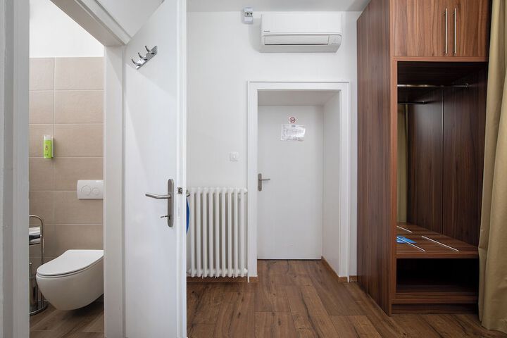 Room 21 of 83