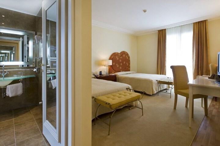 Room 5 of 28