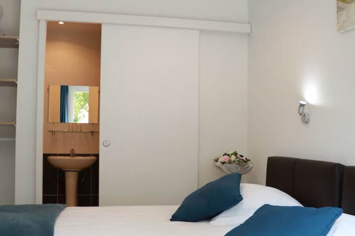 Room 4 of 27