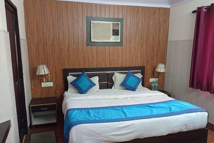 Room 12 of 16