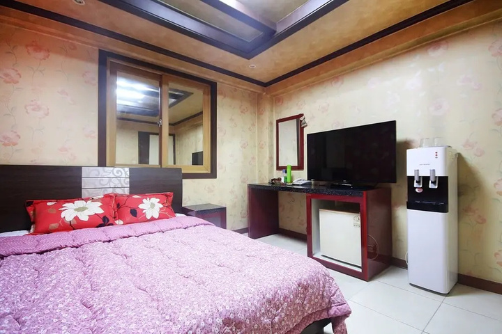 Room 2 of 2