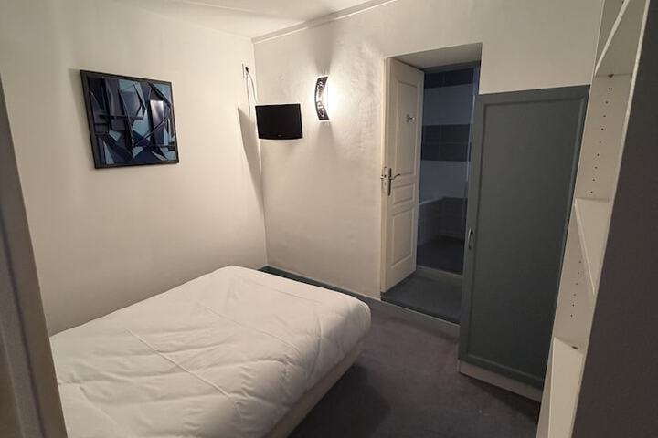 Room 6 of 42
