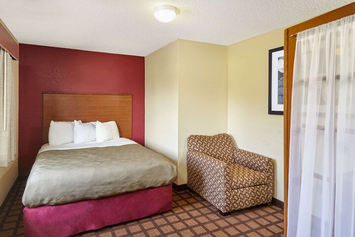 1 King Bed (20 of 25)