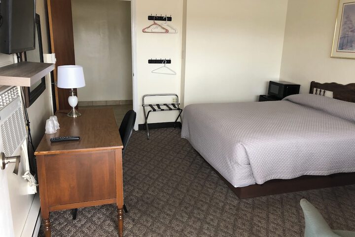 1 Queen Bed (2 of 5)