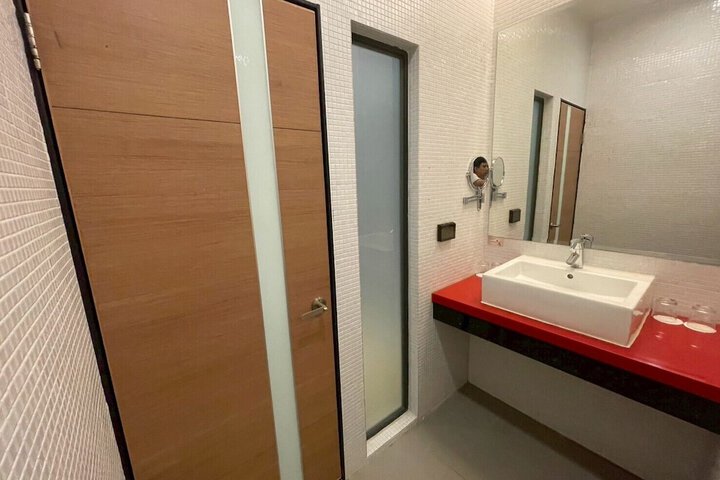 Room 33 of 64