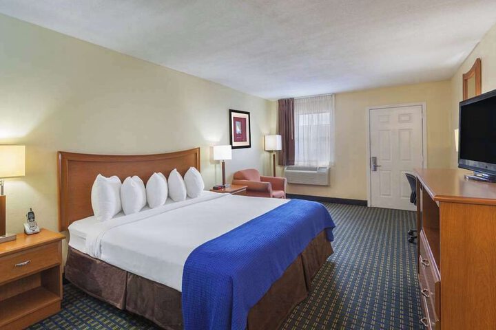 Room 4 of 9