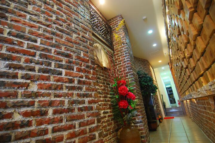 Ballroom/Hall 79 of 84