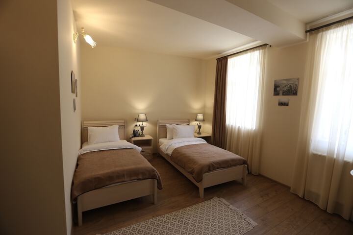 Room 6 of 27