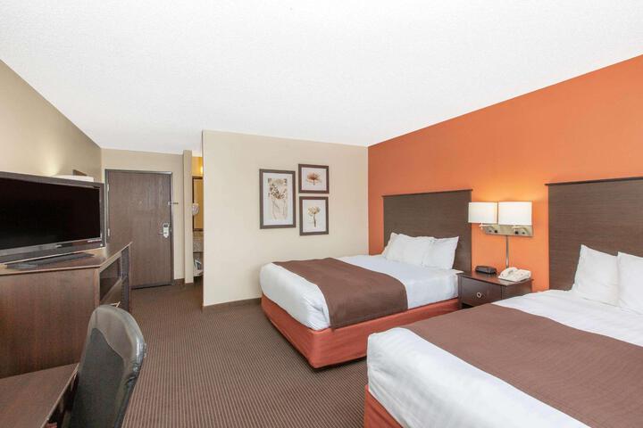 2 Queen Beds Mobility Accessible (2 of 9)