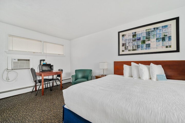 1 King Bed Ground Floor (3 of 16)