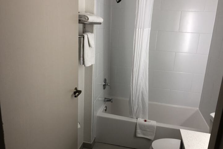 1 Queen Bed (11 of 15)