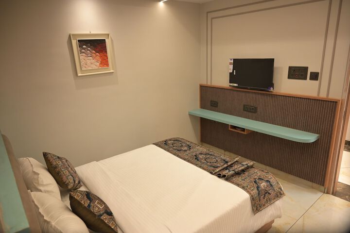 Room 27 of 62