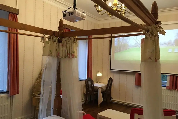 Room 4 of 25