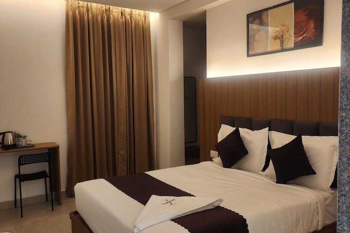 Room 5 of 9