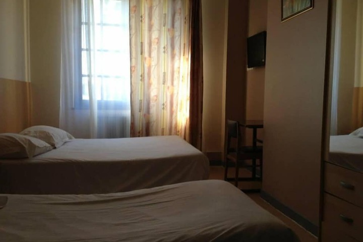 Room 9 of 16