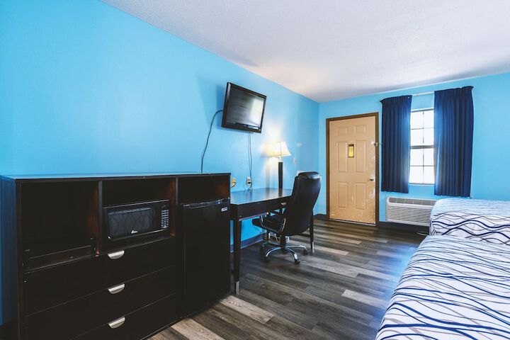 2 Queen Beds (9 of 10)