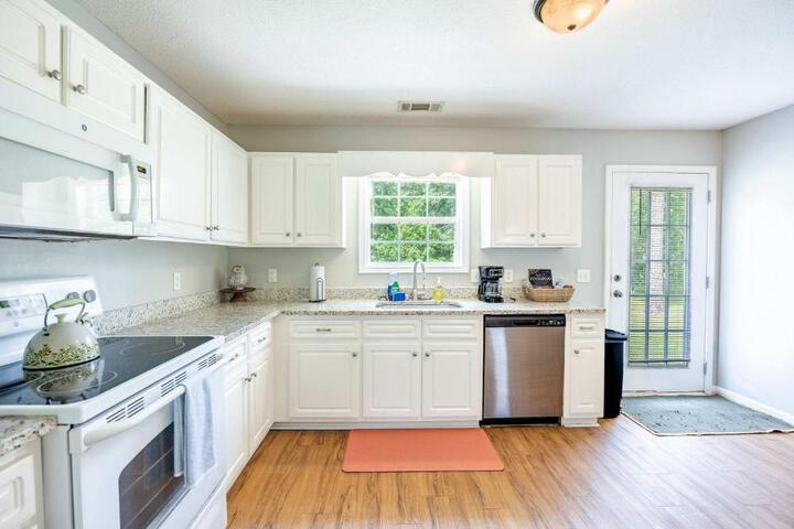 Photo of Charming Gray Home- 5 mins from GSU!