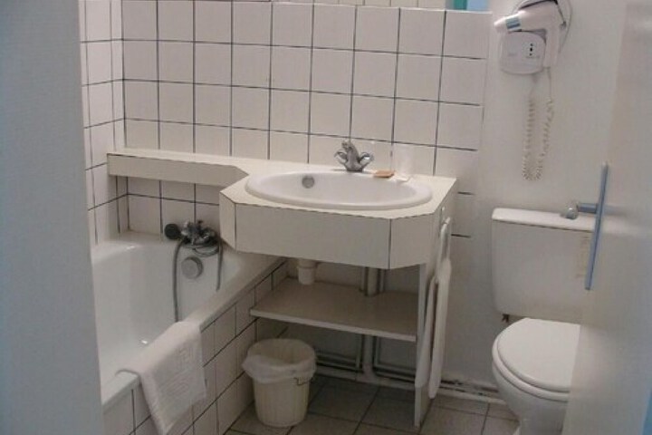 Room 10 of 18