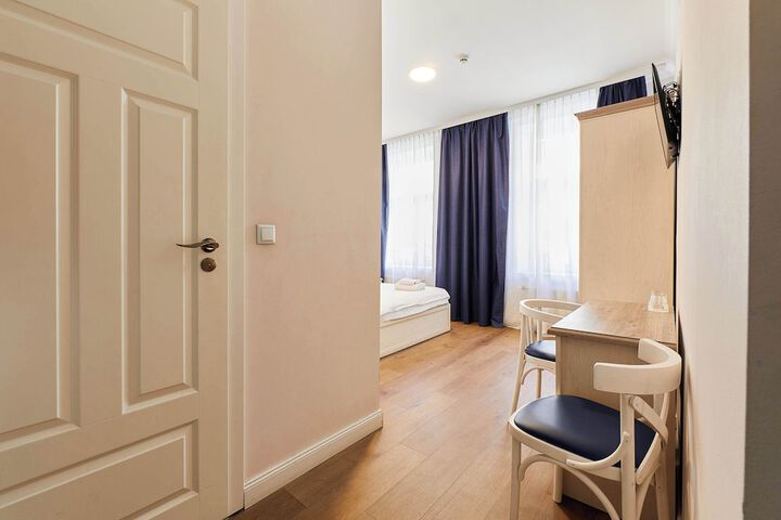 Room 13 of 76