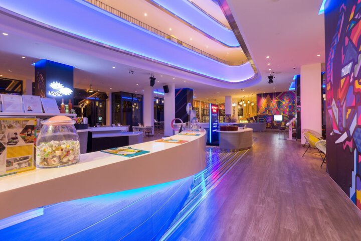 Lobby lounge